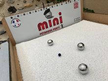 Charger l&#39;image dans la galerie, Kit Pliable de MINI Petanque de Table ® (Ecoresponsable)
